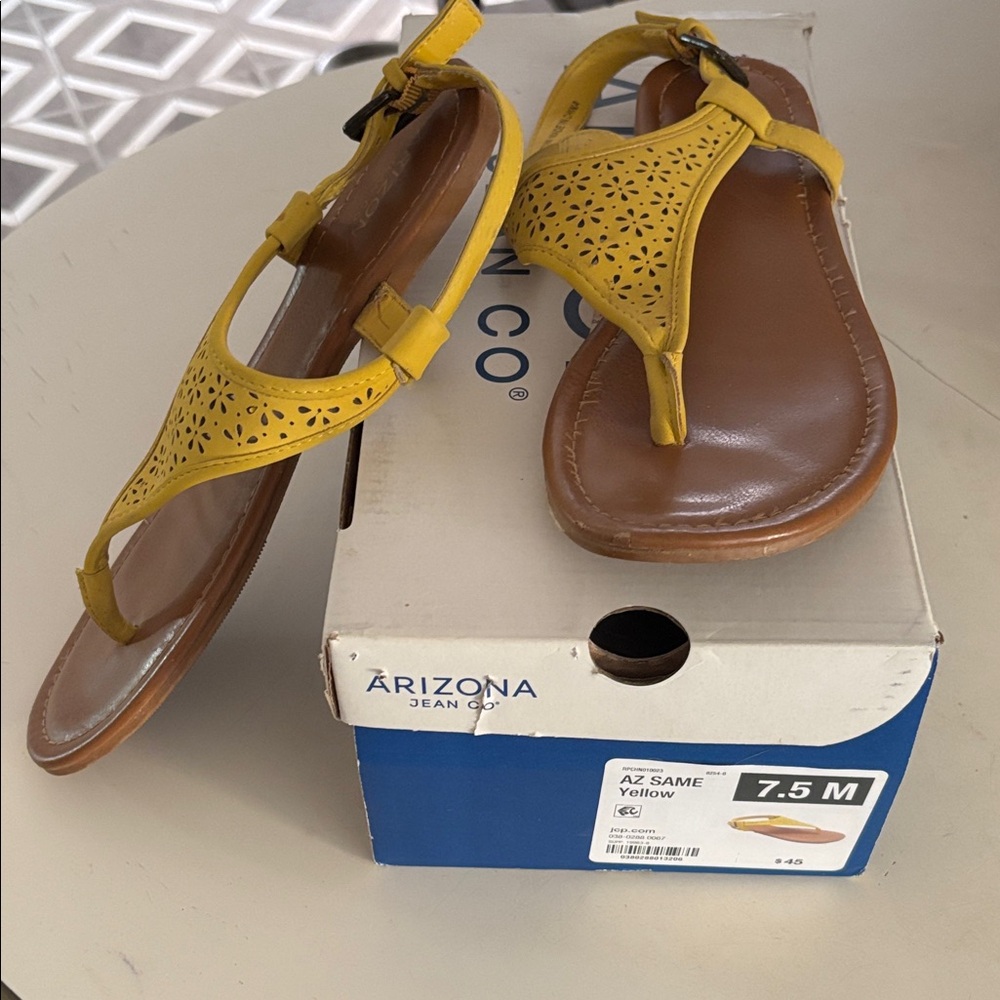 Arizona flat sandals, size 7.5 M
Lightly worn